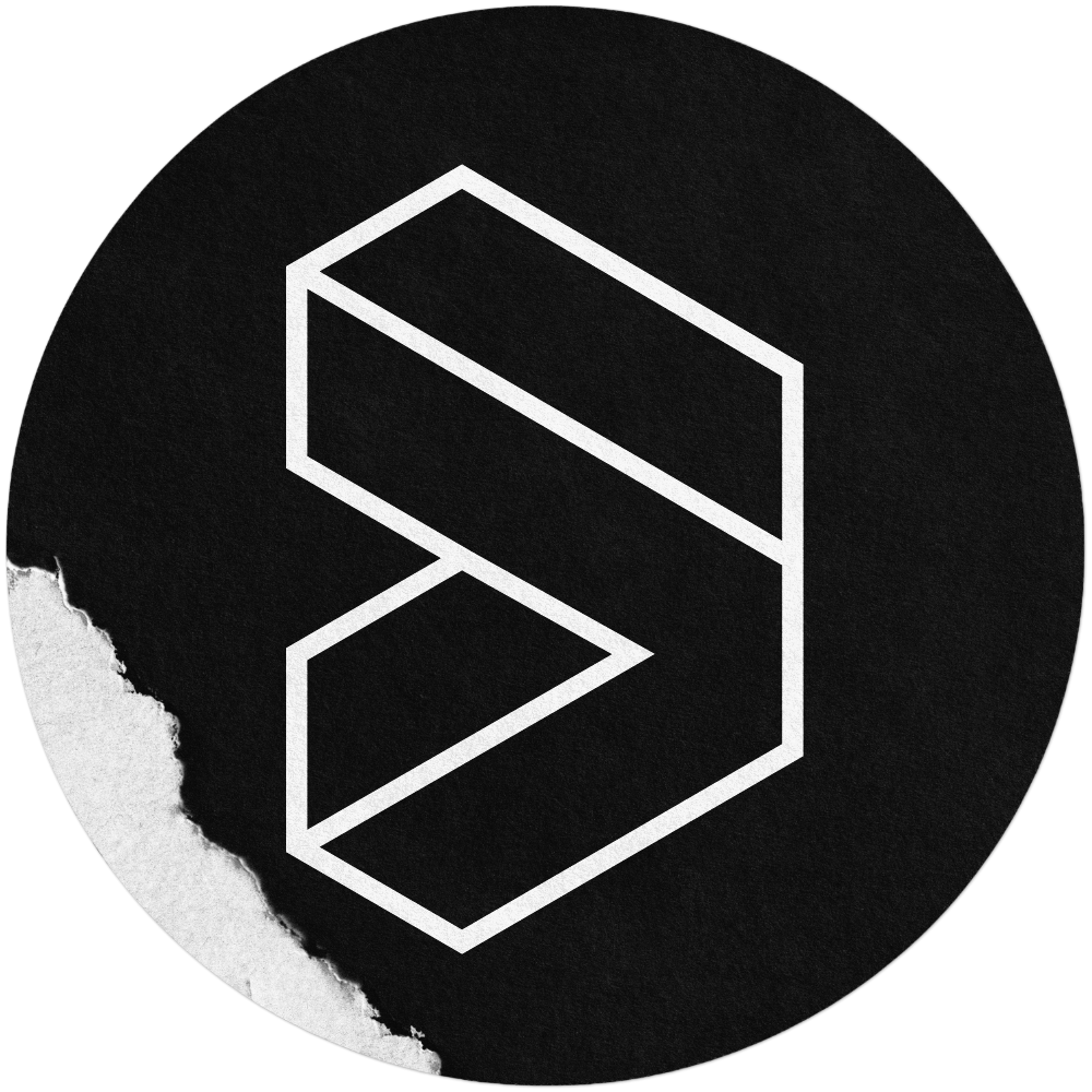 Ett svart runt klistermärke med Störres symbol i vitt.