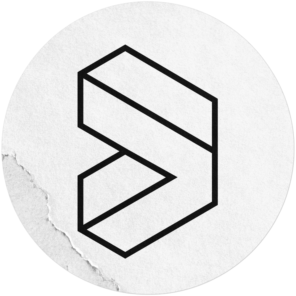 Ett vitt runt klistermärke med Störres symbol i svart.